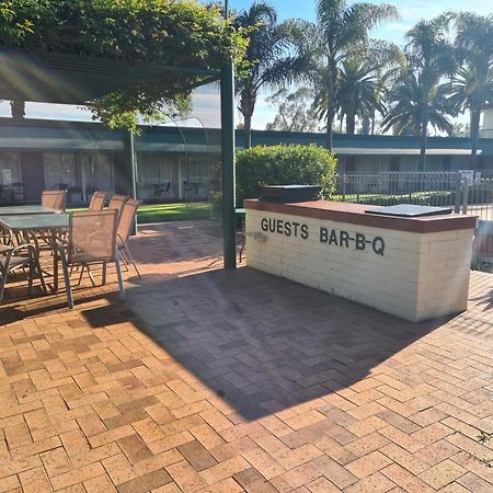 Motel Riverina Leeton Bagian luar foto