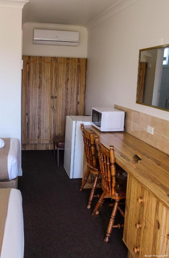 Motel Riverina Leeton Bagian luar foto