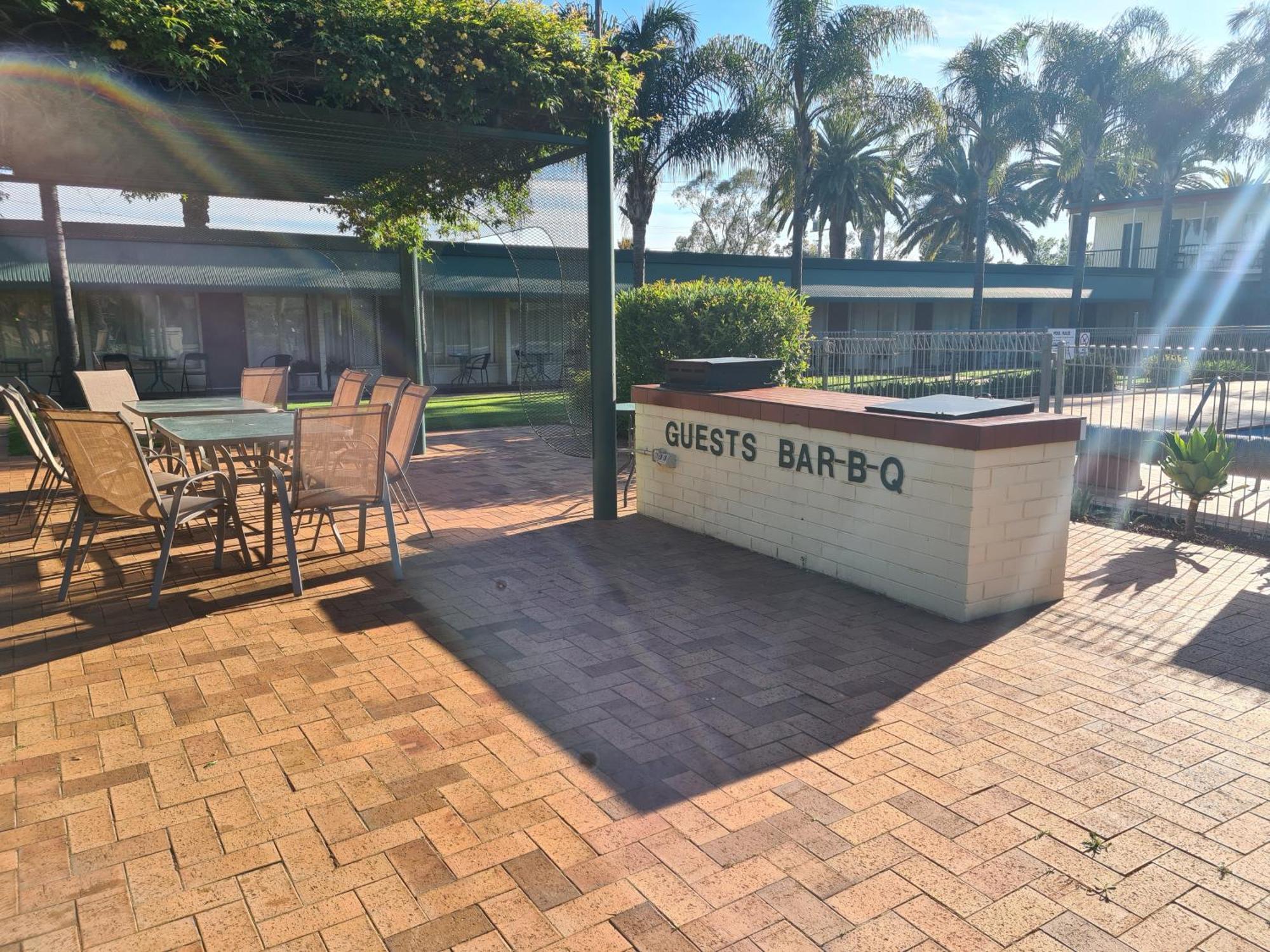 Motel Riverina Leeton Bagian luar foto