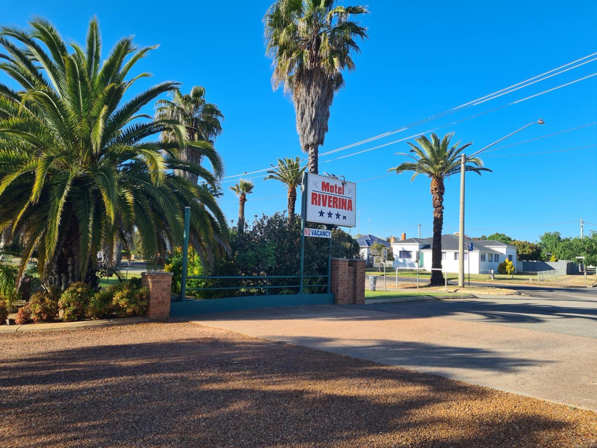 Motel Riverina Leeton Bagian luar foto