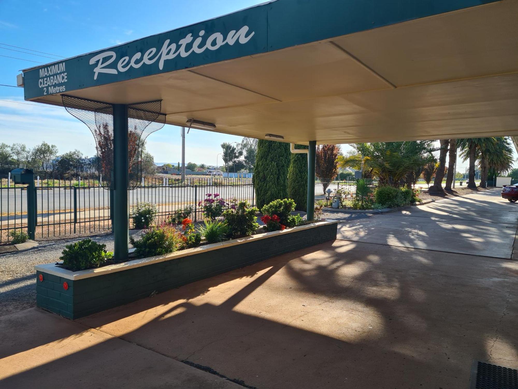 Motel Riverina Leeton Bagian luar foto