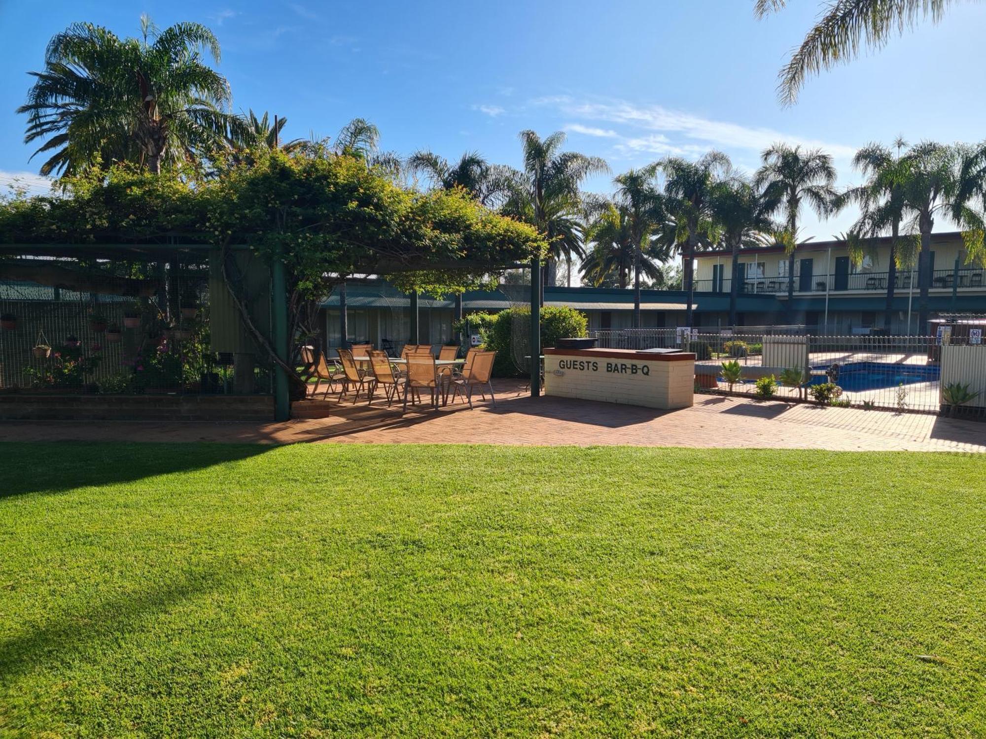 Motel Riverina Leeton Bagian luar foto