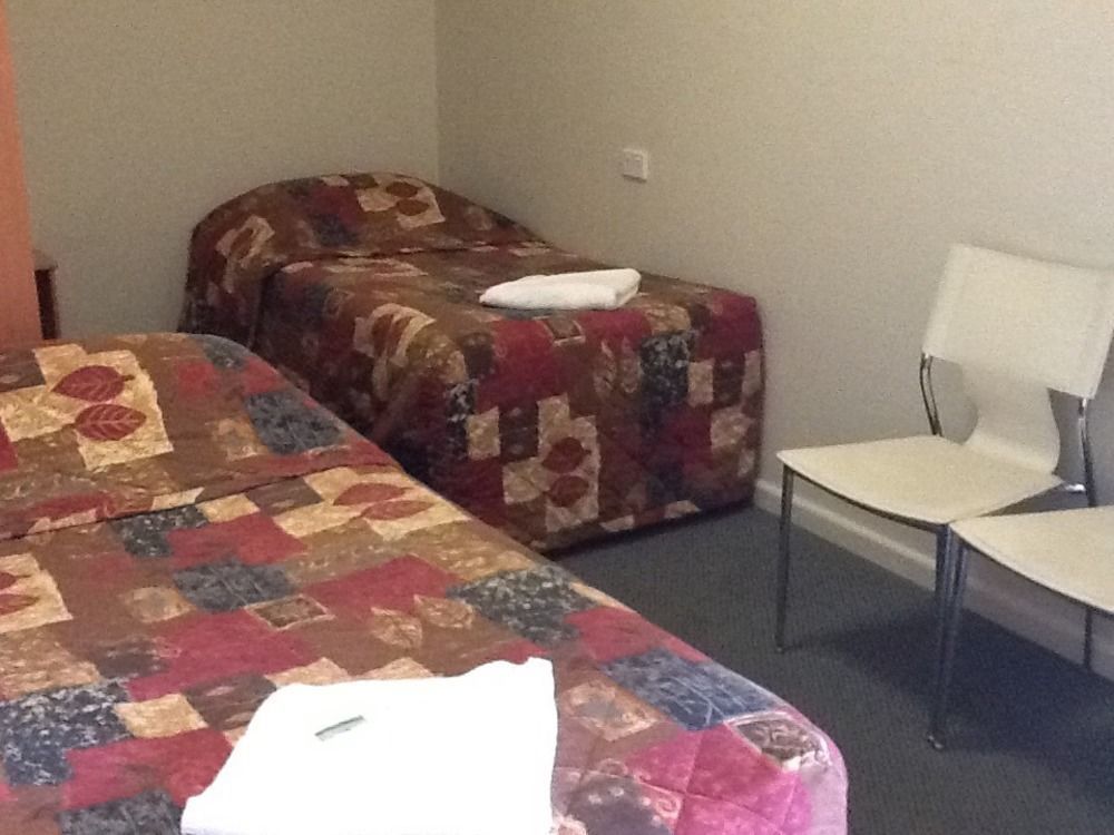 Motel Riverina Leeton Bagian luar foto