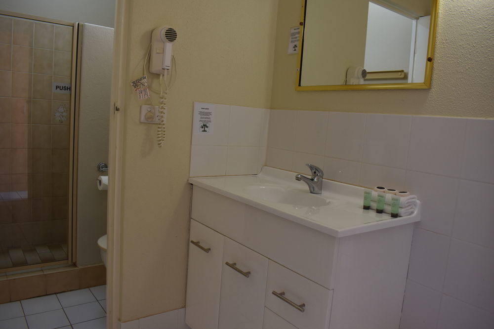 Motel Riverina Leeton Bagian luar foto