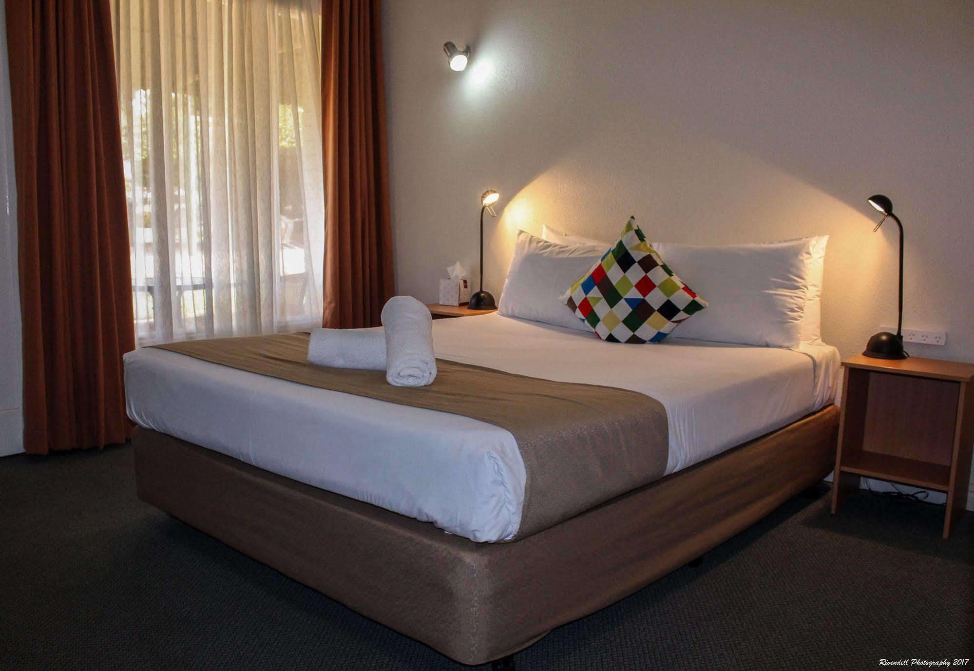 Motel Riverina Leeton Bagian luar foto