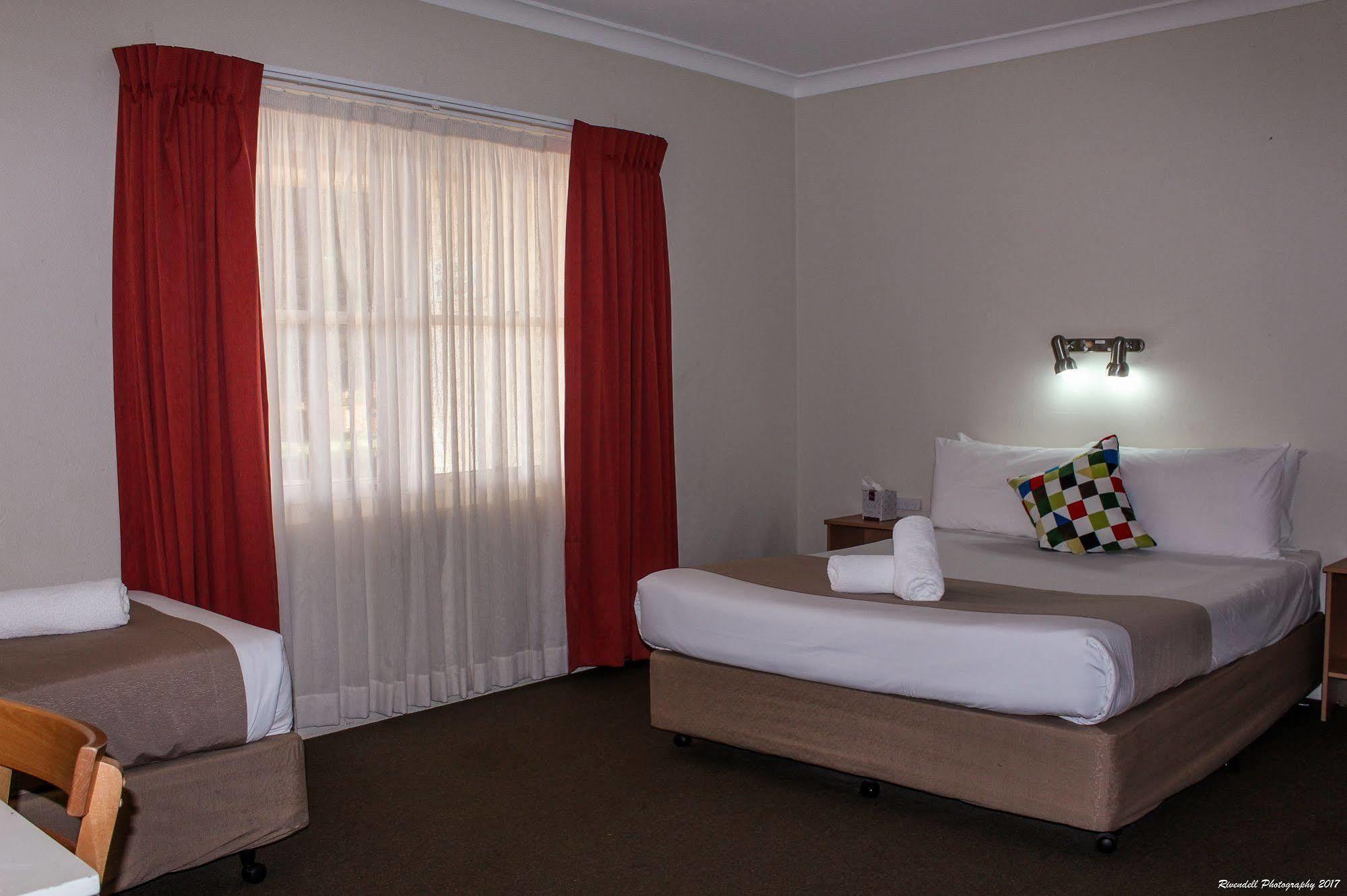 Motel Riverina Leeton Bagian luar foto