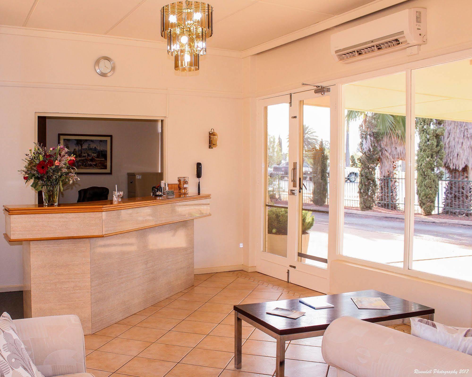 Motel Riverina Leeton Bagian luar foto