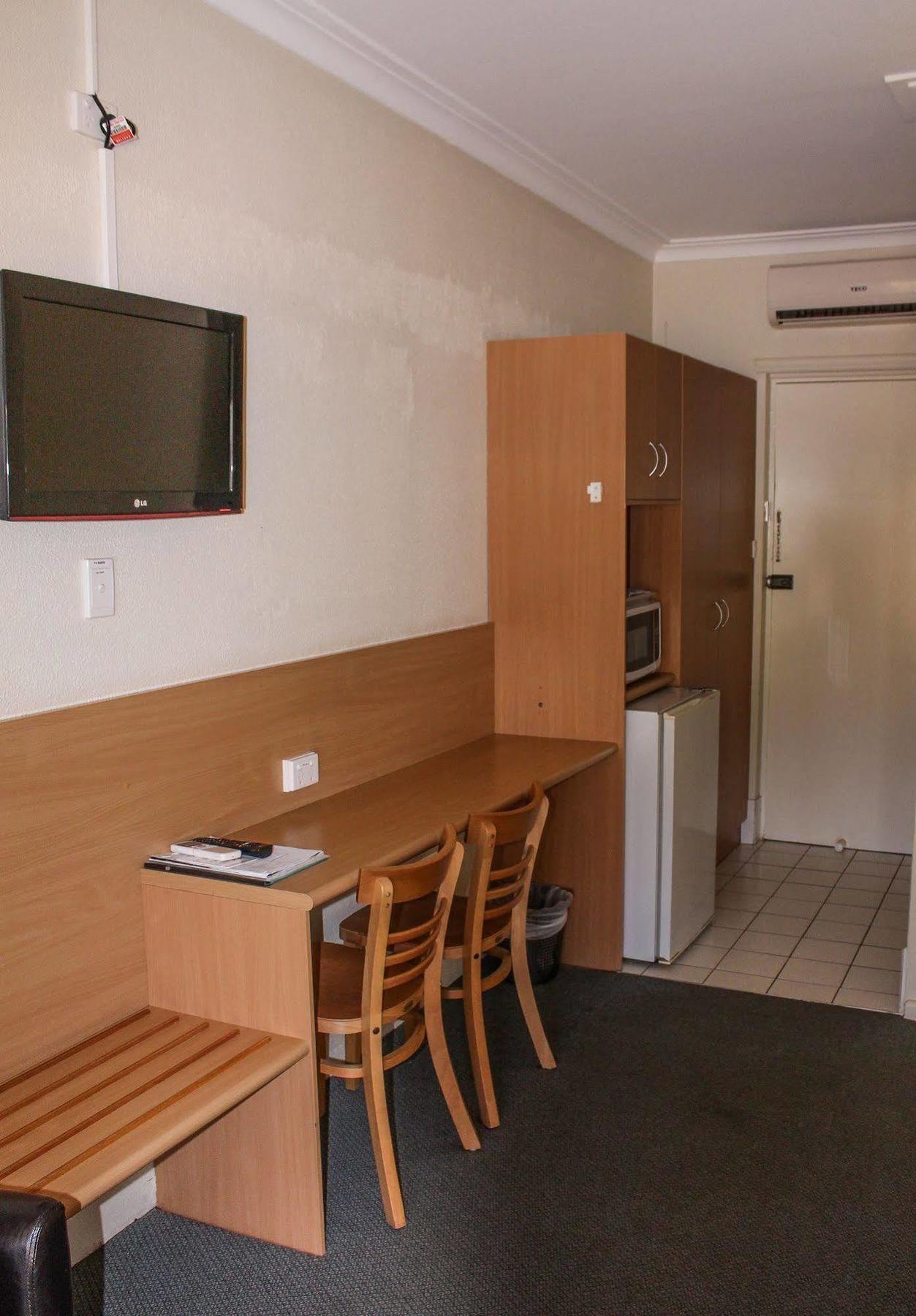 Motel Riverina Leeton Bagian luar foto