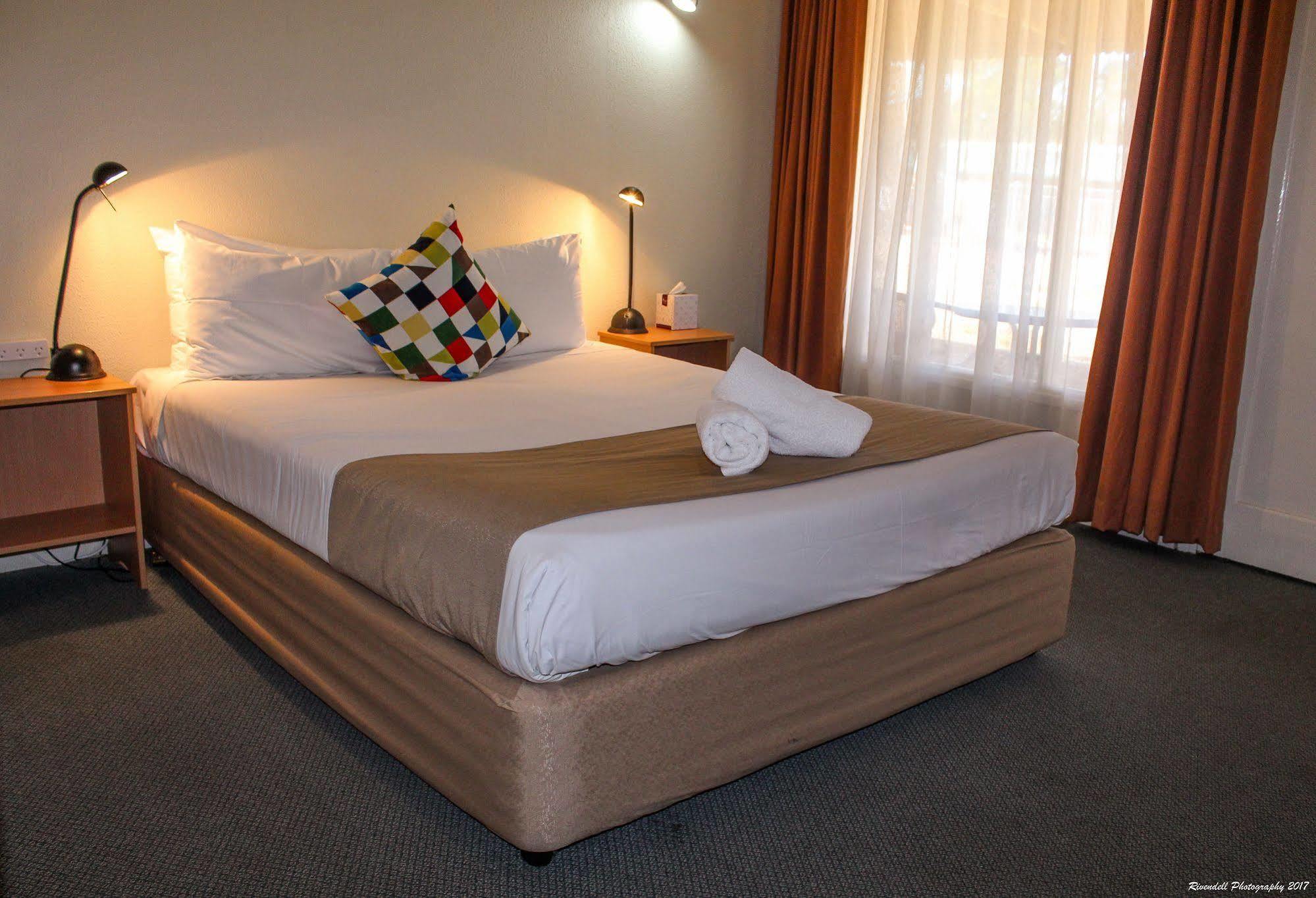 Motel Riverina Leeton Bagian luar foto