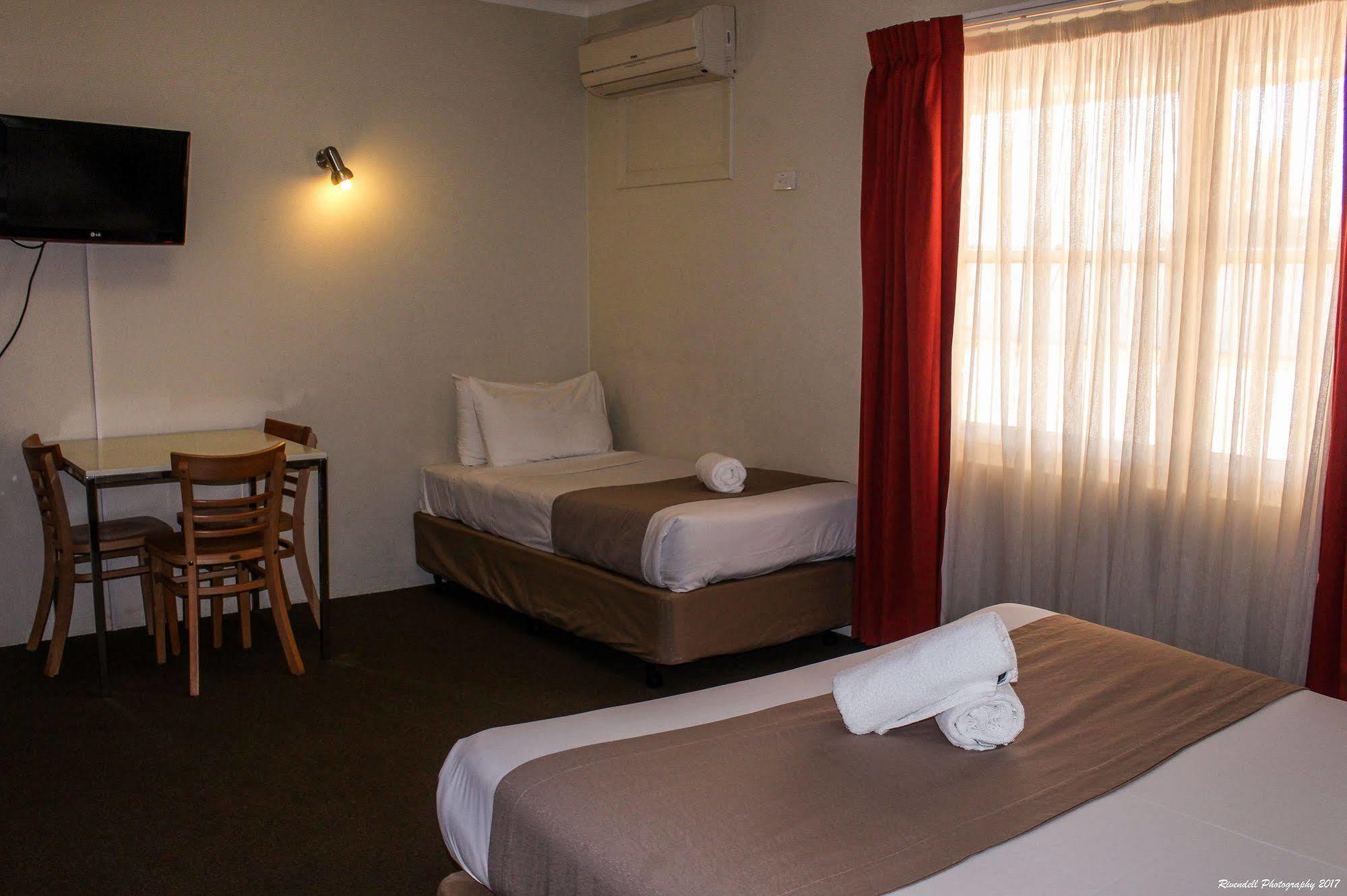 Motel Riverina Leeton Bagian luar foto