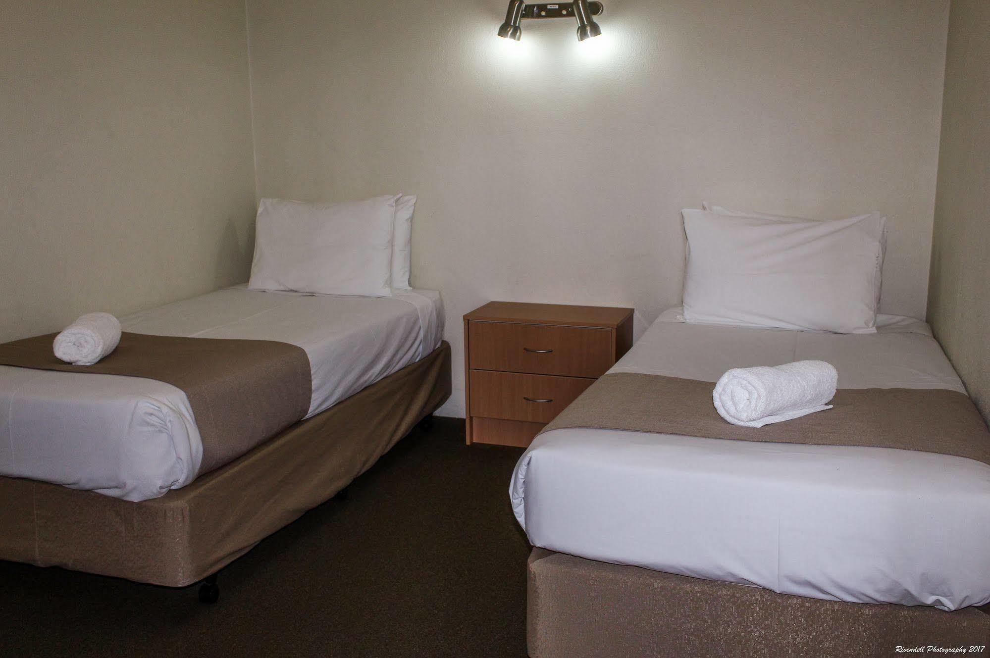 Motel Riverina Leeton Bagian luar foto