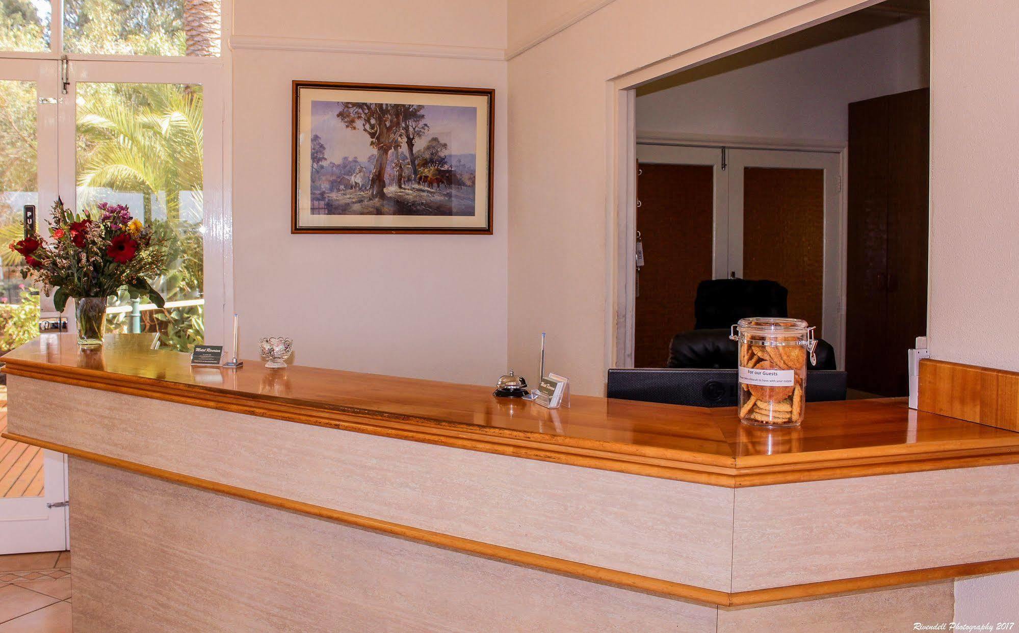 Motel Riverina Leeton Bagian luar foto