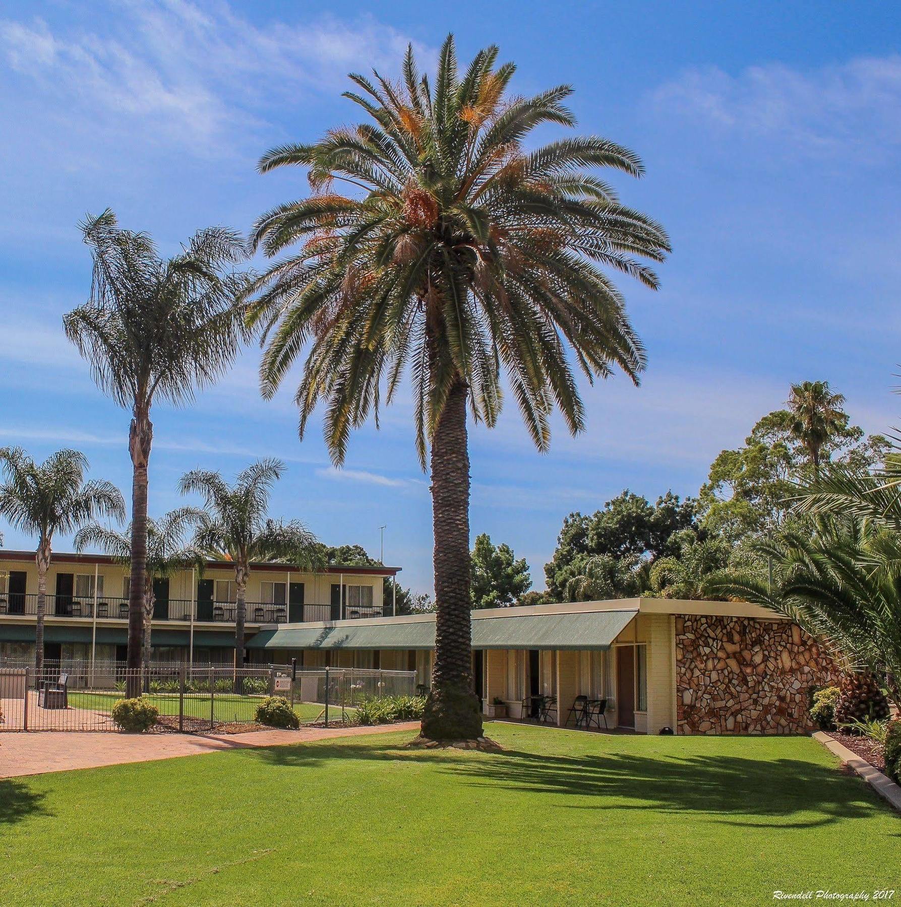 Motel Riverina Leeton Bagian luar foto