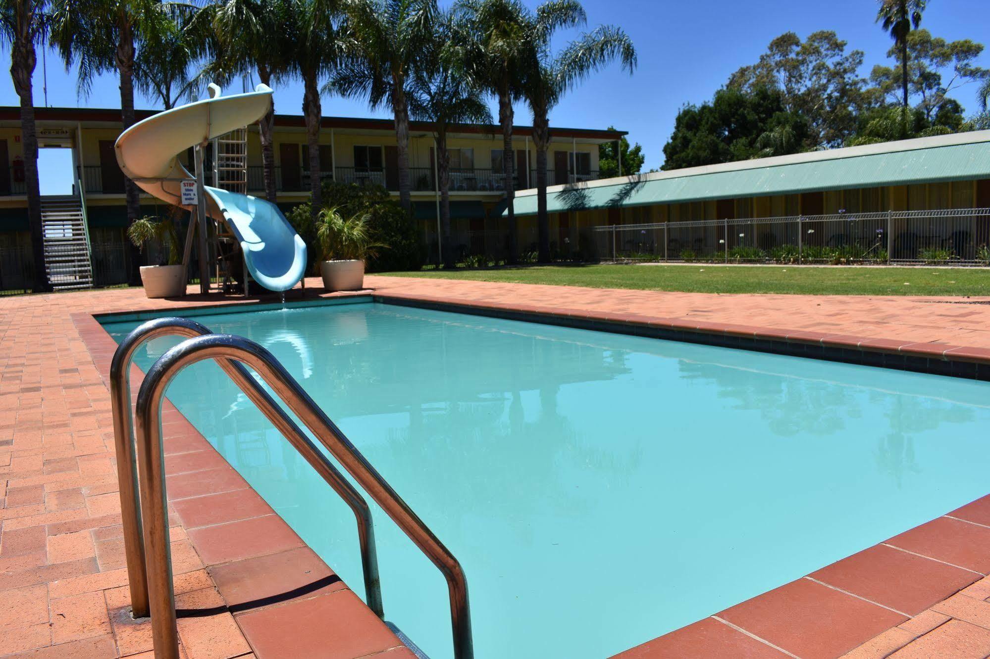 Motel Riverina Leeton Bagian luar foto