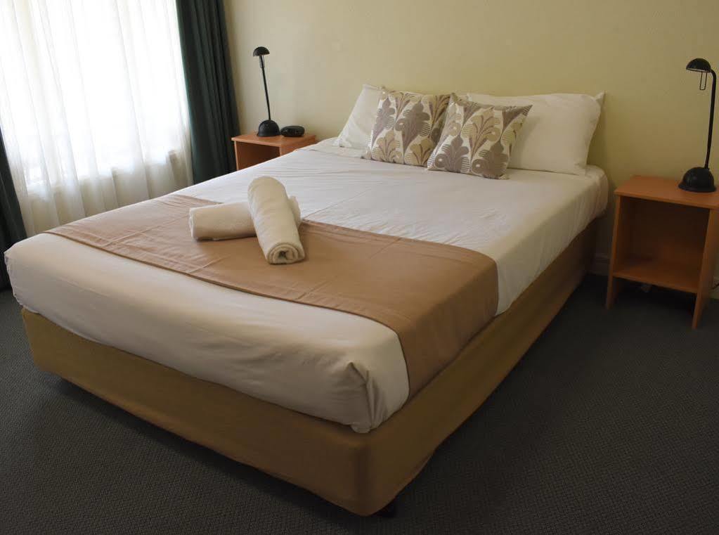 Motel Riverina Leeton Bagian luar foto