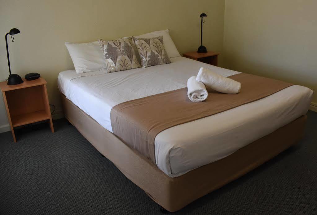 Motel Riverina Leeton Bagian luar foto