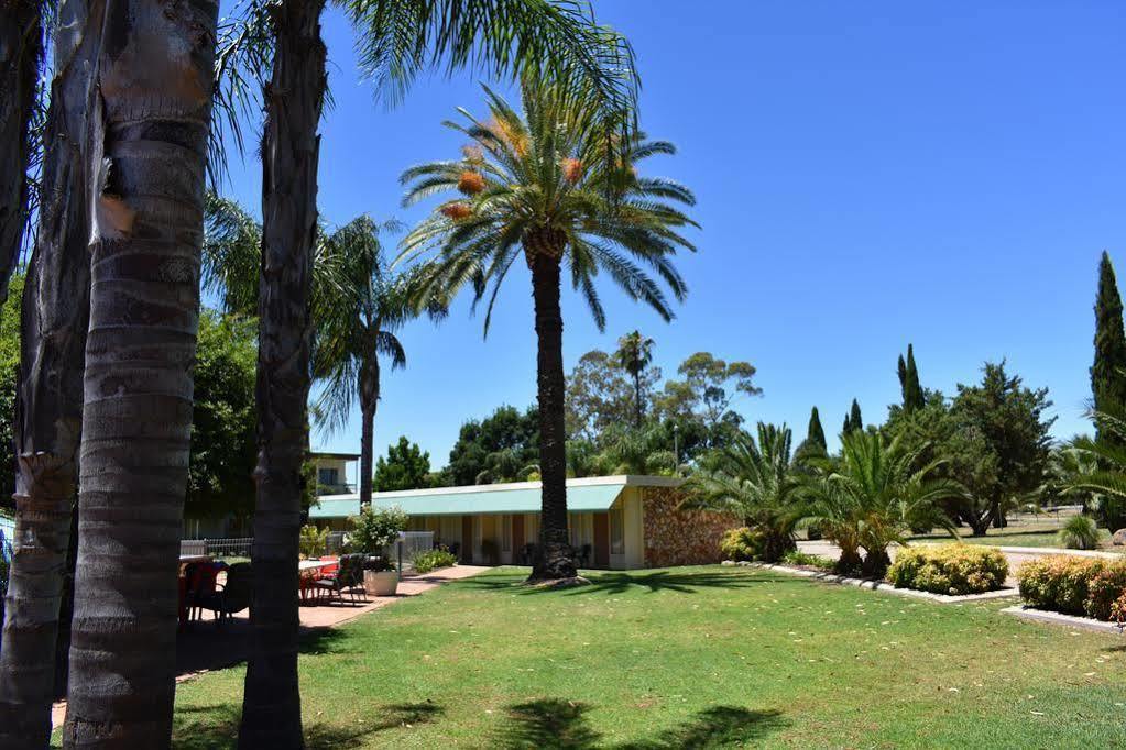 Motel Riverina Leeton Bagian luar foto